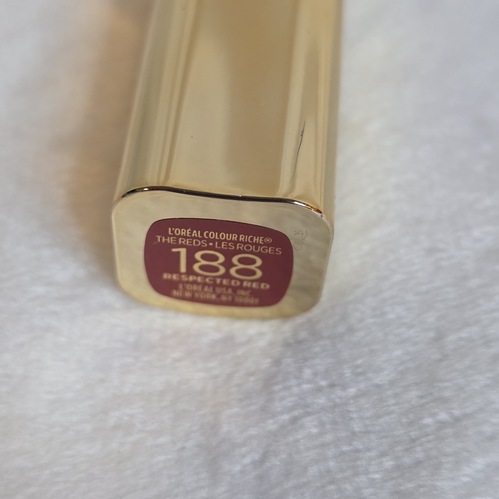 L'Oreal Colour Riche Lipstick in Respected Red. NWOB.